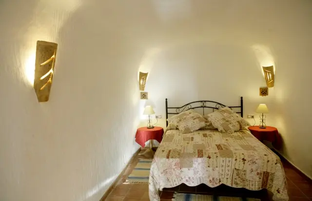 Habitacion con cama de matrimonio Casa Cueva El Trillo
